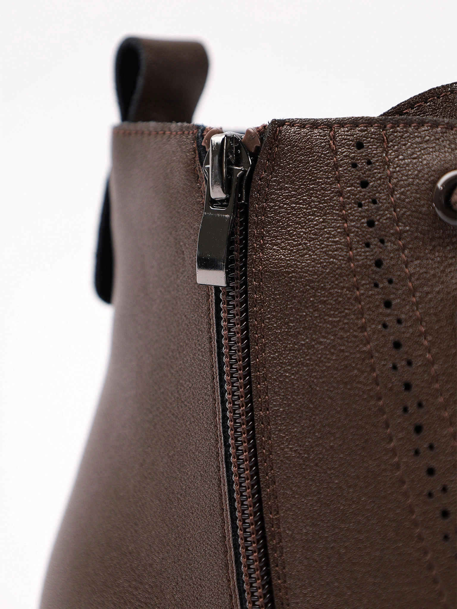 Ботинки-дерби коричневого цвета с декоративной перфорацией из натуральной кожи